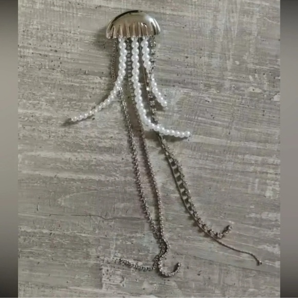 Jellyfish Pearl Crystal Brooch - Picture 7 of 11